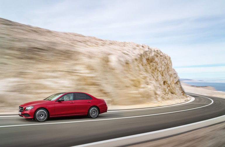 E 220 d, AVANTGARDE, Night Paket, hyazinthrot, schwarz/macciato E 220 d, AVANTGARDE, Night Package, Hyazinth red, black/macciato Kraftstoffverbrauch kombiniert: 4,3-3,9 l/100 km; CO₂-Emissionen kombiniert: 112-102 g/km. Fuel consumption combined: 4.3-3.9 l /100 km; combined CO₂ emissions: 112-102 g/km.