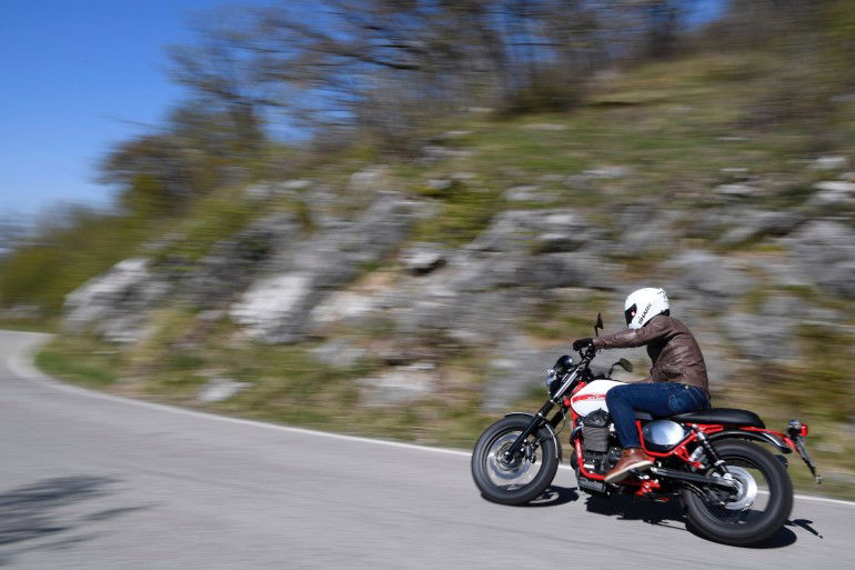 Moto Guzzi V7 II Stornello dinamiche - 9