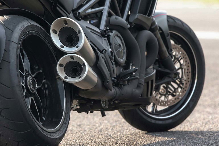 DuelFordMustangDucatiDiavelCarbon-005