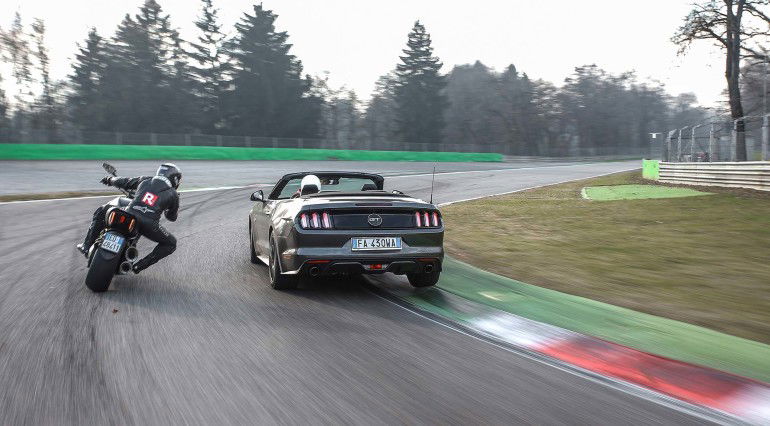 DuelFordMustangDucatiDiavelCarbon-015