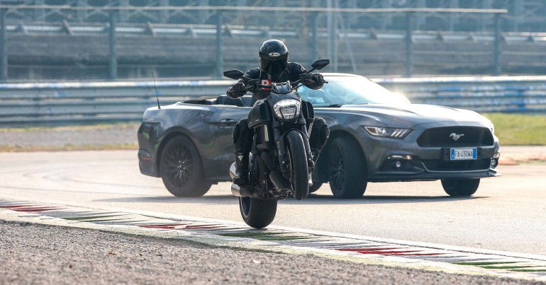 DuelFordMustangDucatiDiavelCarbon-020