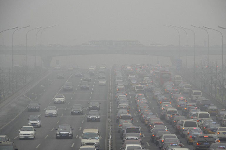 Cars drive on an eight lane expressway in Beijing on January 29,2013. Residents across northern China battled through choking pollution on January 29, as air quality levels rose above index limits in Beijing amid warnings that the smog may not clear until January 31. AFP PHOTO / WANG ZHAO