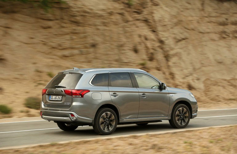 MitsubishiOutlanderPHEV2016-003