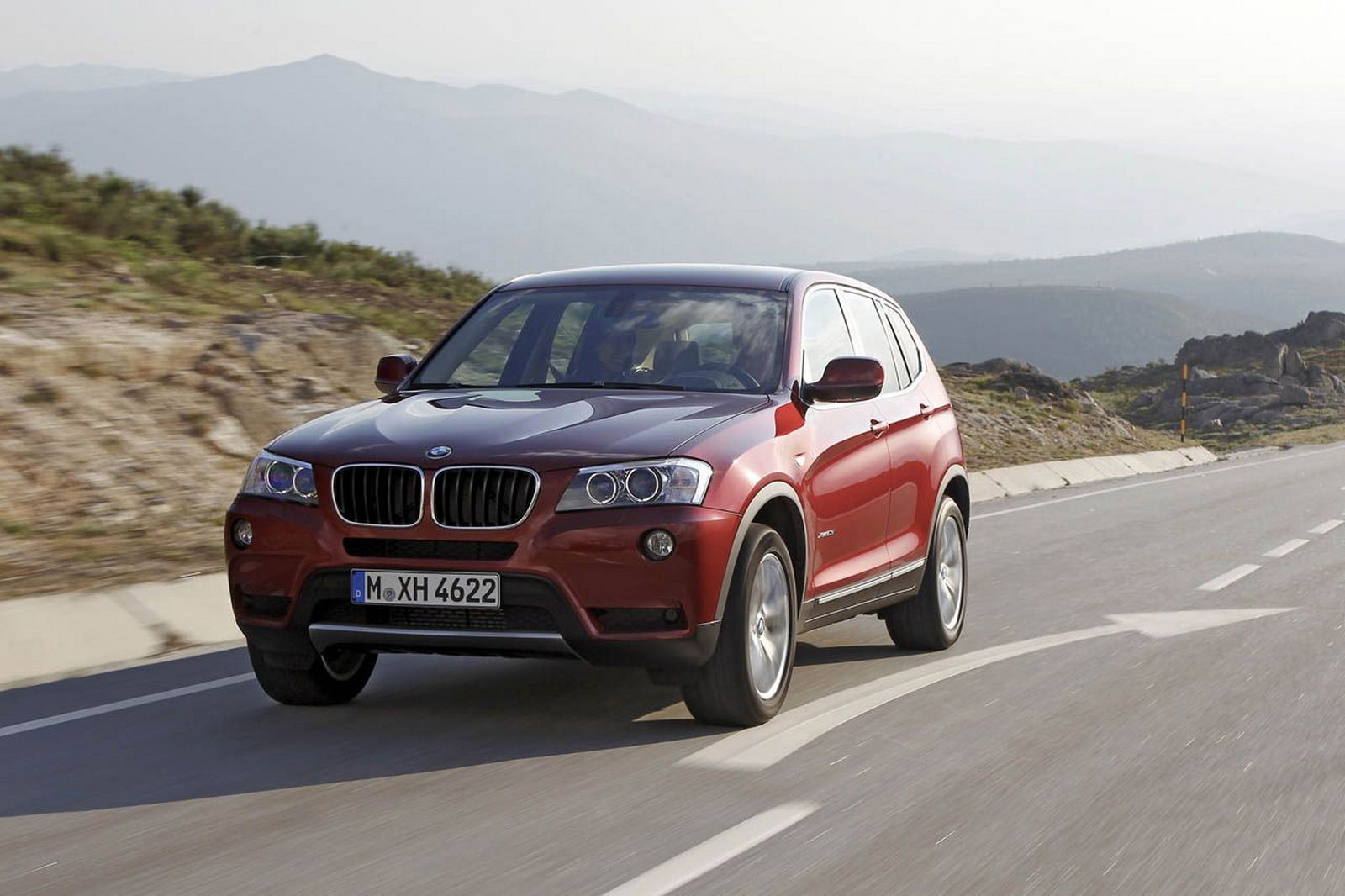 BMW X3 seconda generazione dinamica vista tre quarti anteriore, nella guida Red