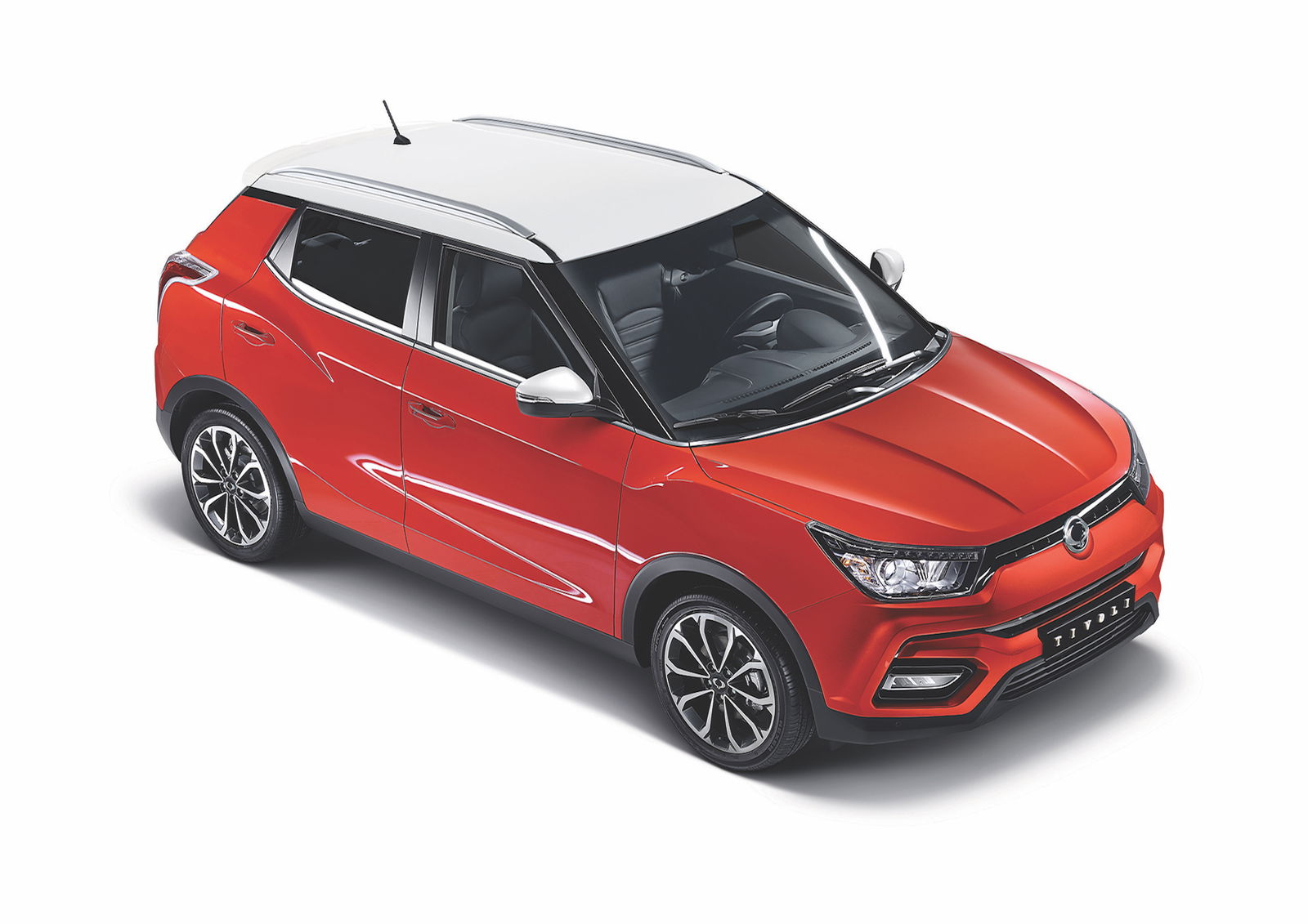 SSangYong color rosso vista in tre quarti con tettuccio bianco