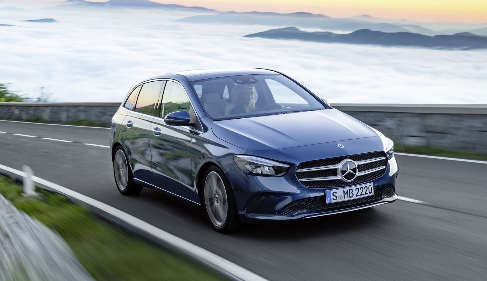 Mercedes classe b vista in tre quarti 