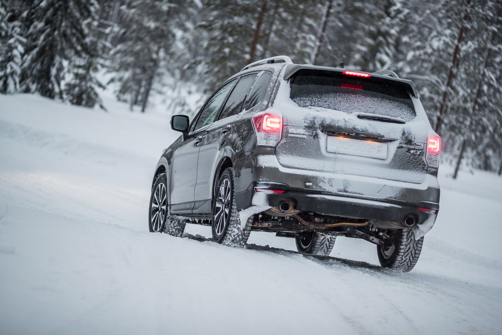 Subaru Forester color grigio vista da dietro su neve