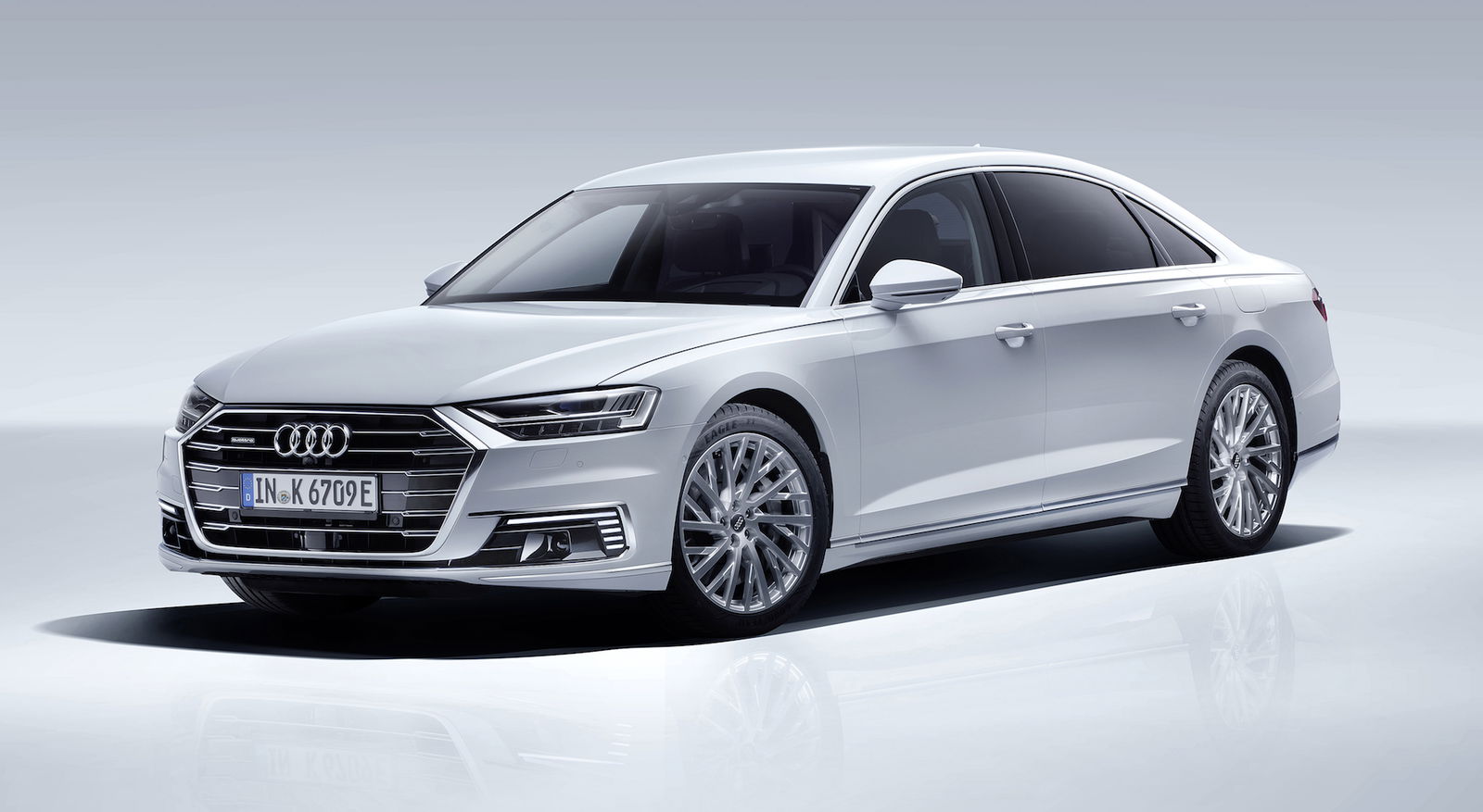 Audi A8 L plug-in hybrid 2019 bianco