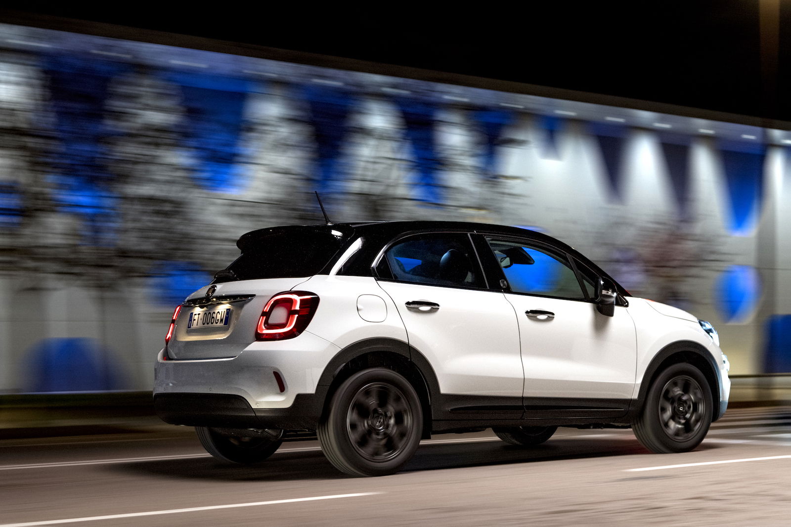 FIAT 500X bianca tre quarti posteriore