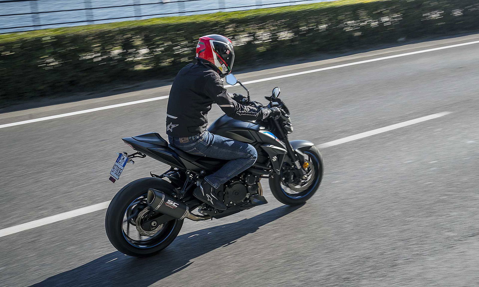 SUZUKI GSX-S 750 Yugen moto nera su strada vista laterale