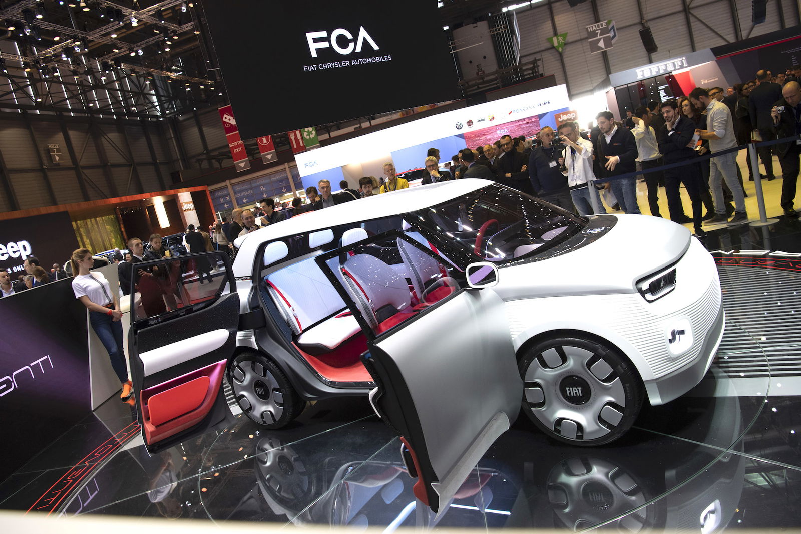 Fiat Concept Centoventi con portiere aperte al Salone di Ginevra 2019