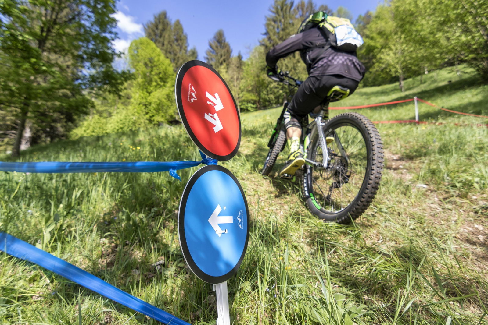 bosch eMtb challenge biker in salita ripida su un prato