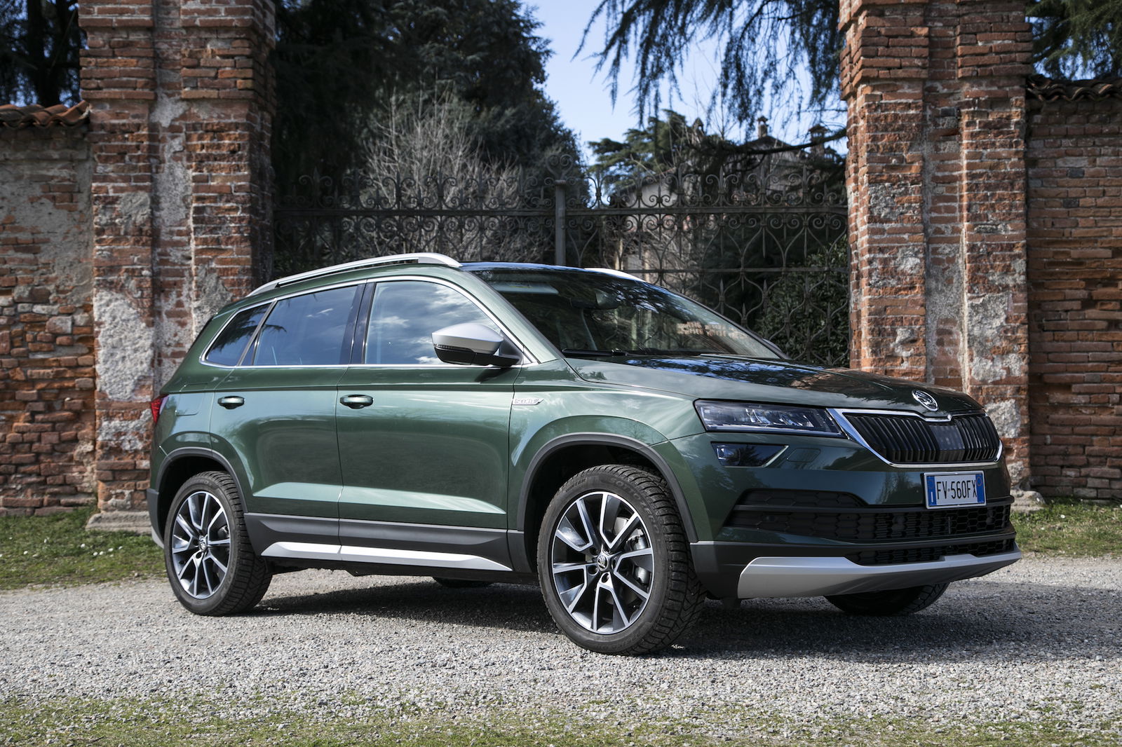 Skoda Karoq Scout auto 4x4 verde scuro vista laterale