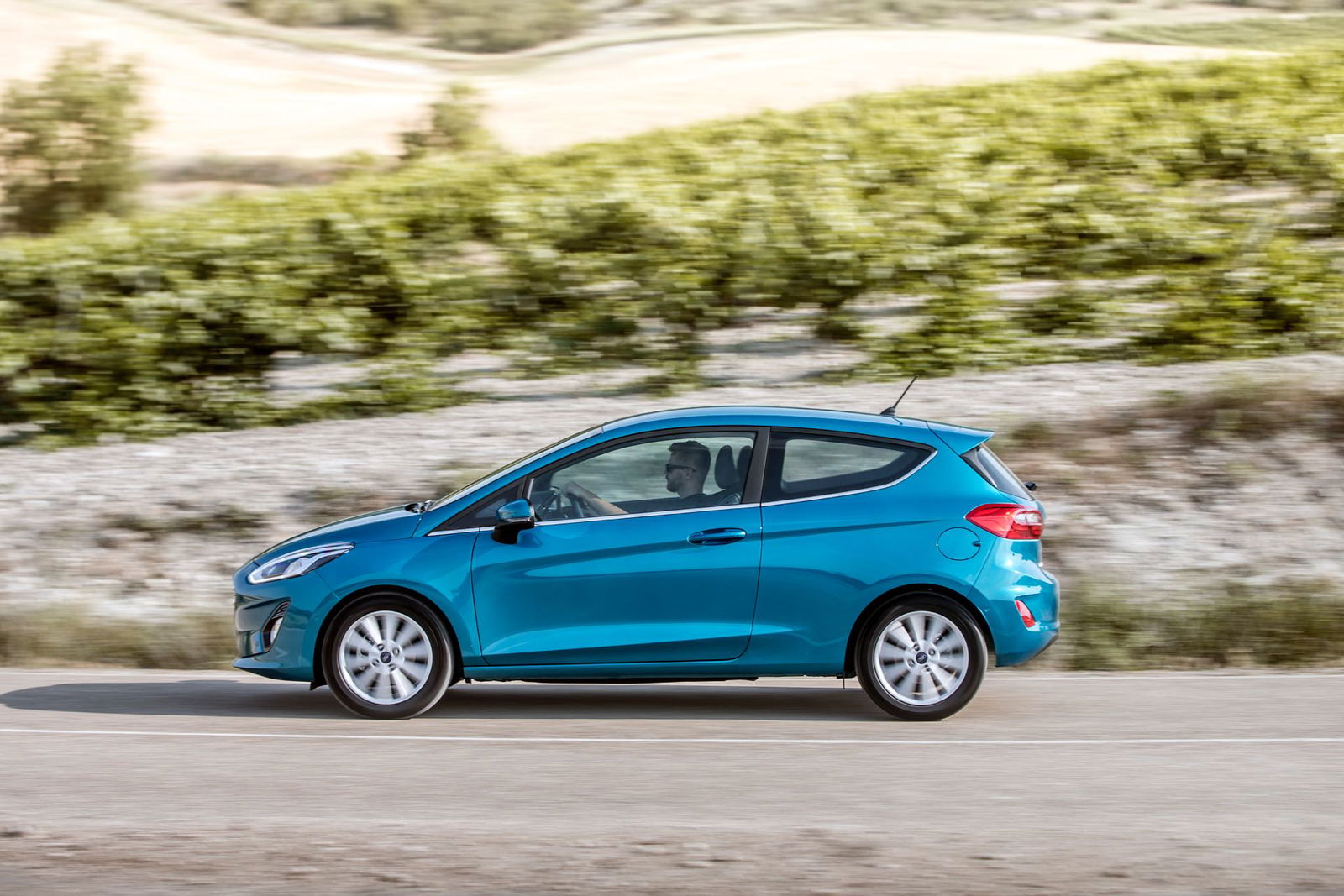 Ford Fiesta Titanium blu vista laterale, migliori auto gpl