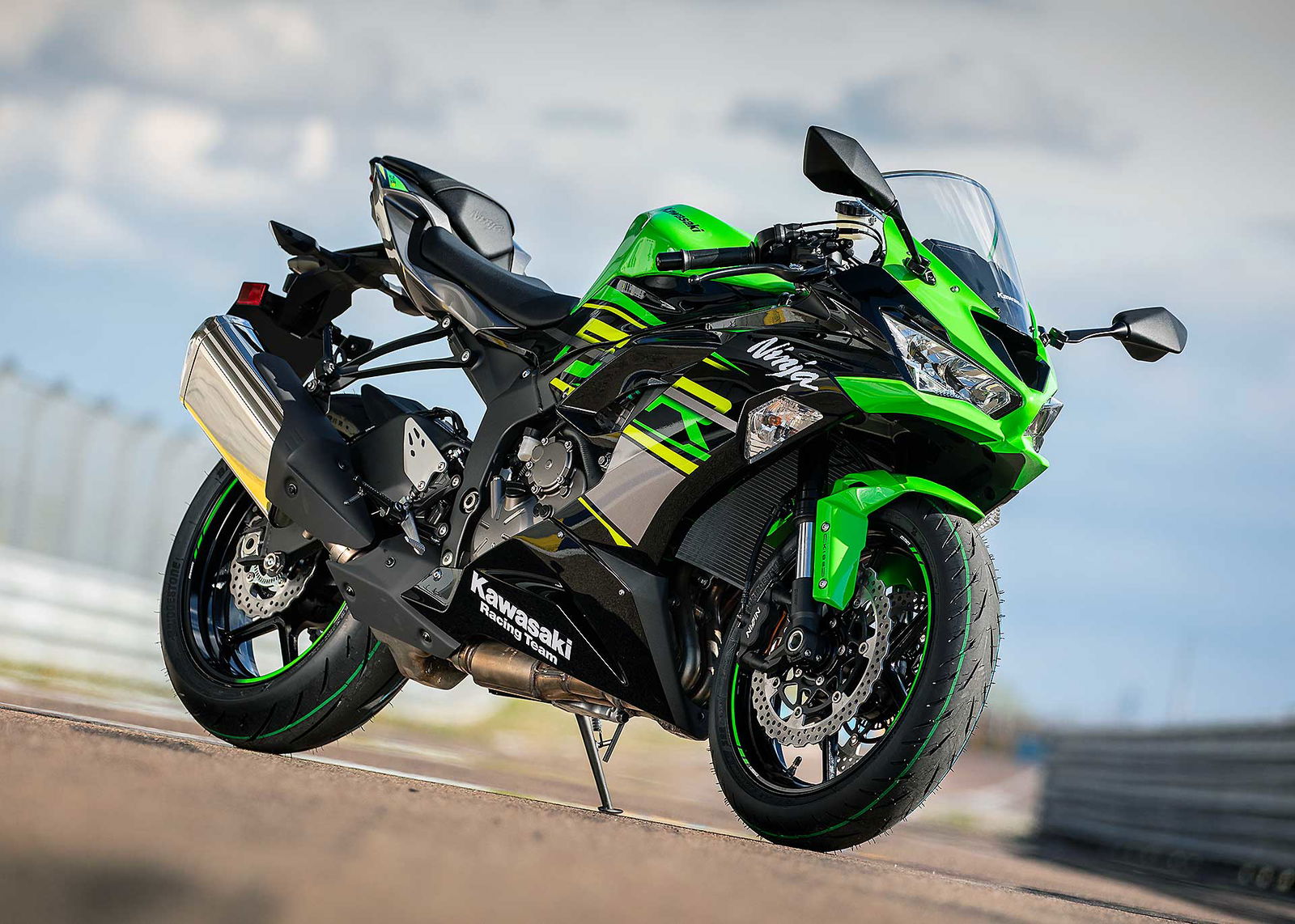 Kawasaki Ninja ZX6R verde vista laterale scarico