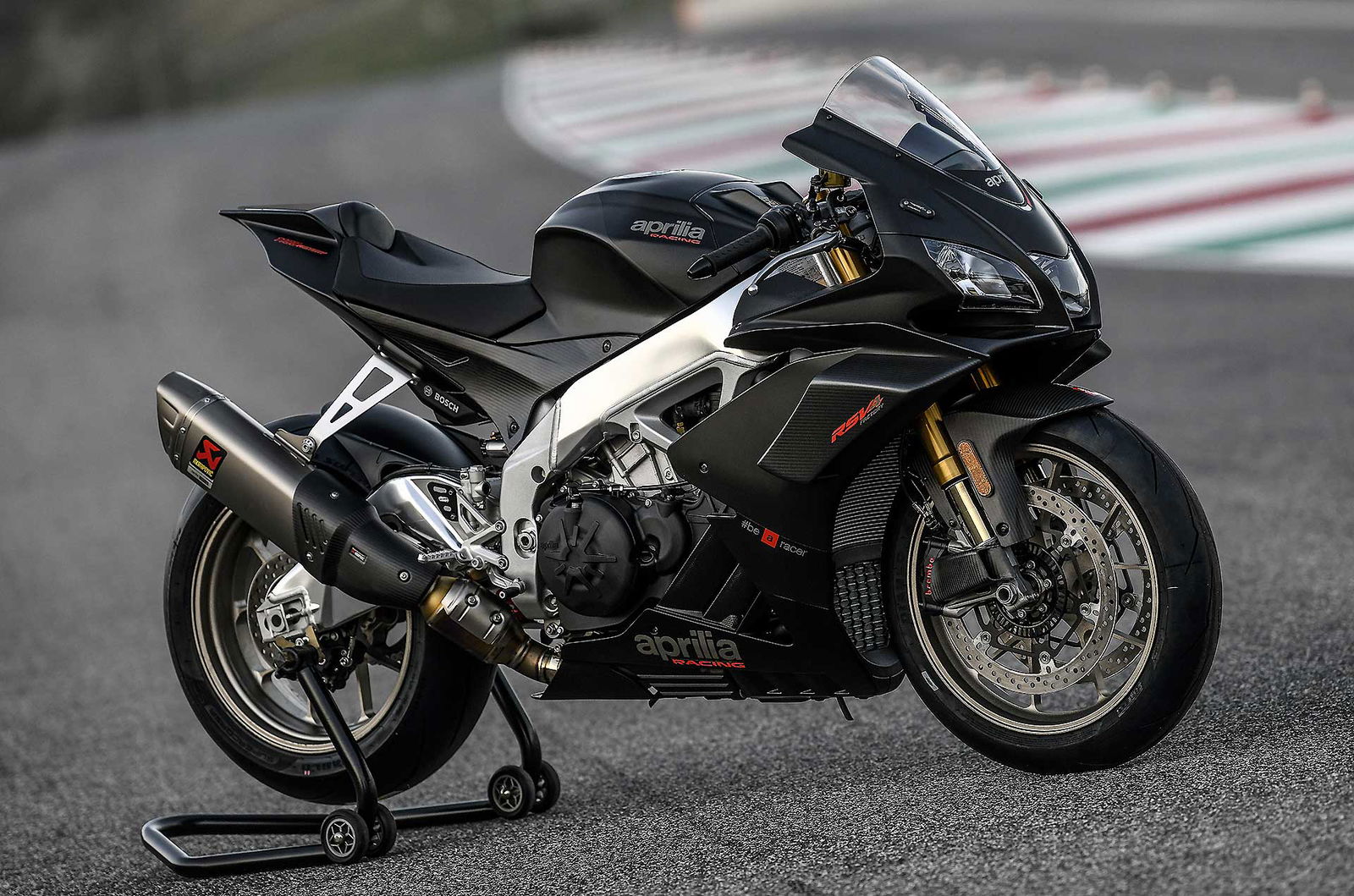 Aprilia RSV4 1100 Factory moto nera vista laterale statica pista