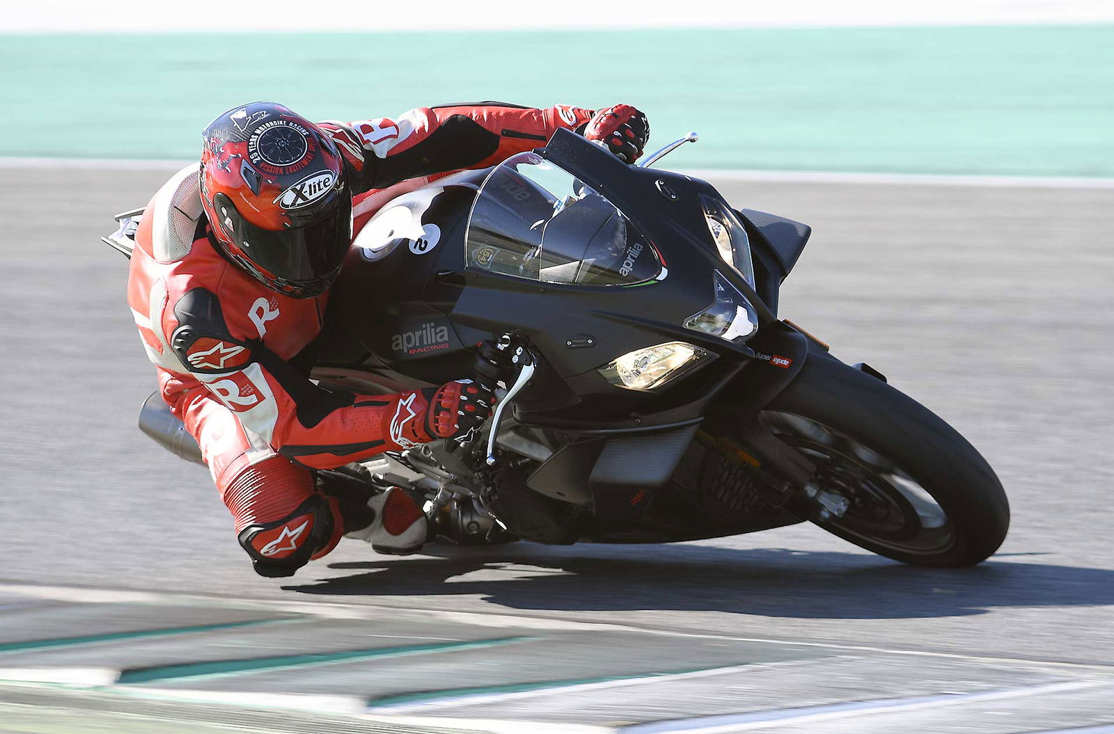 Aprilia RSV4 1100 Factory moto piega curva pista vista 3/4