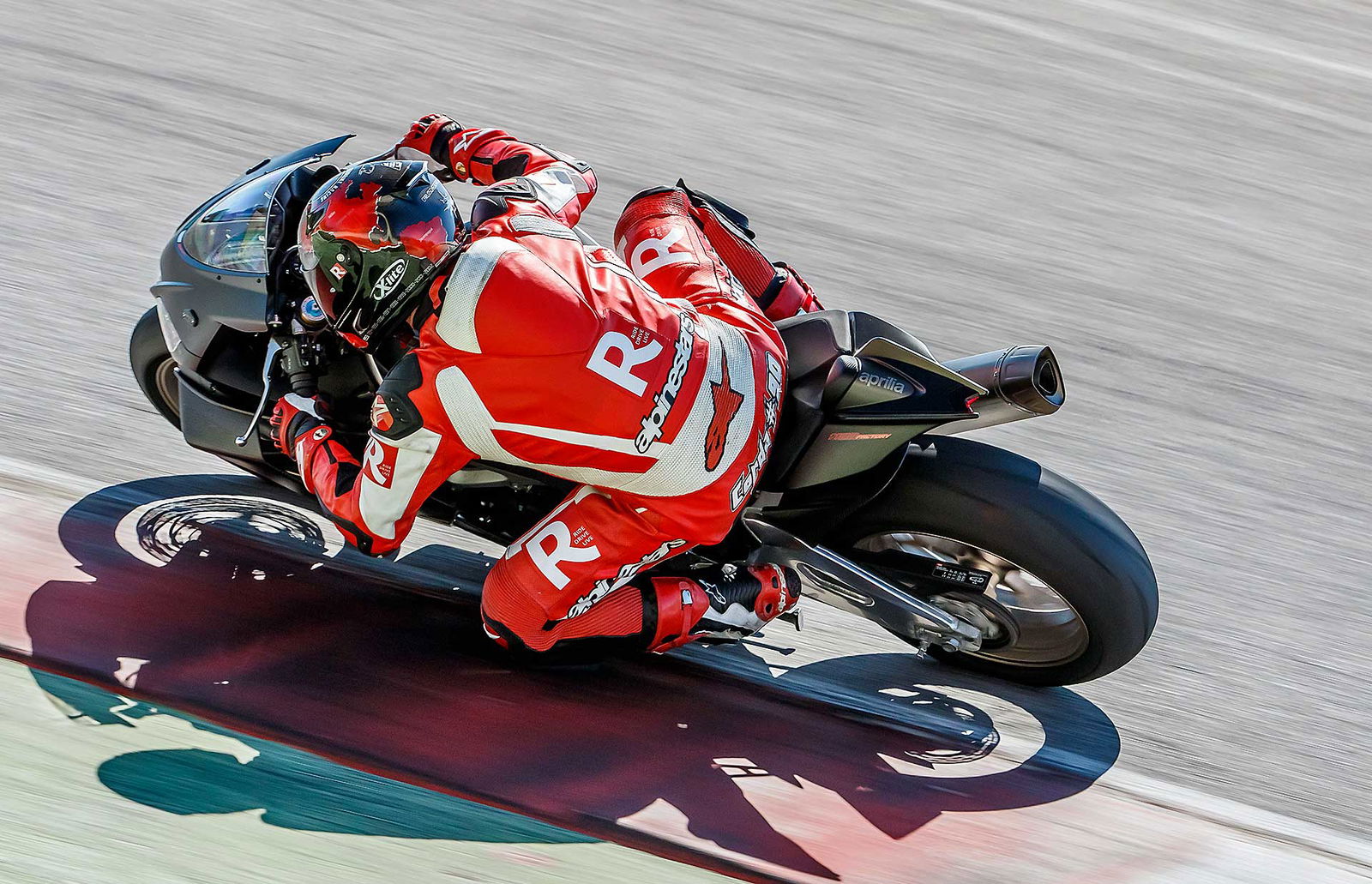 Aprilia RSV4 1100 Factory moto piega curva pista