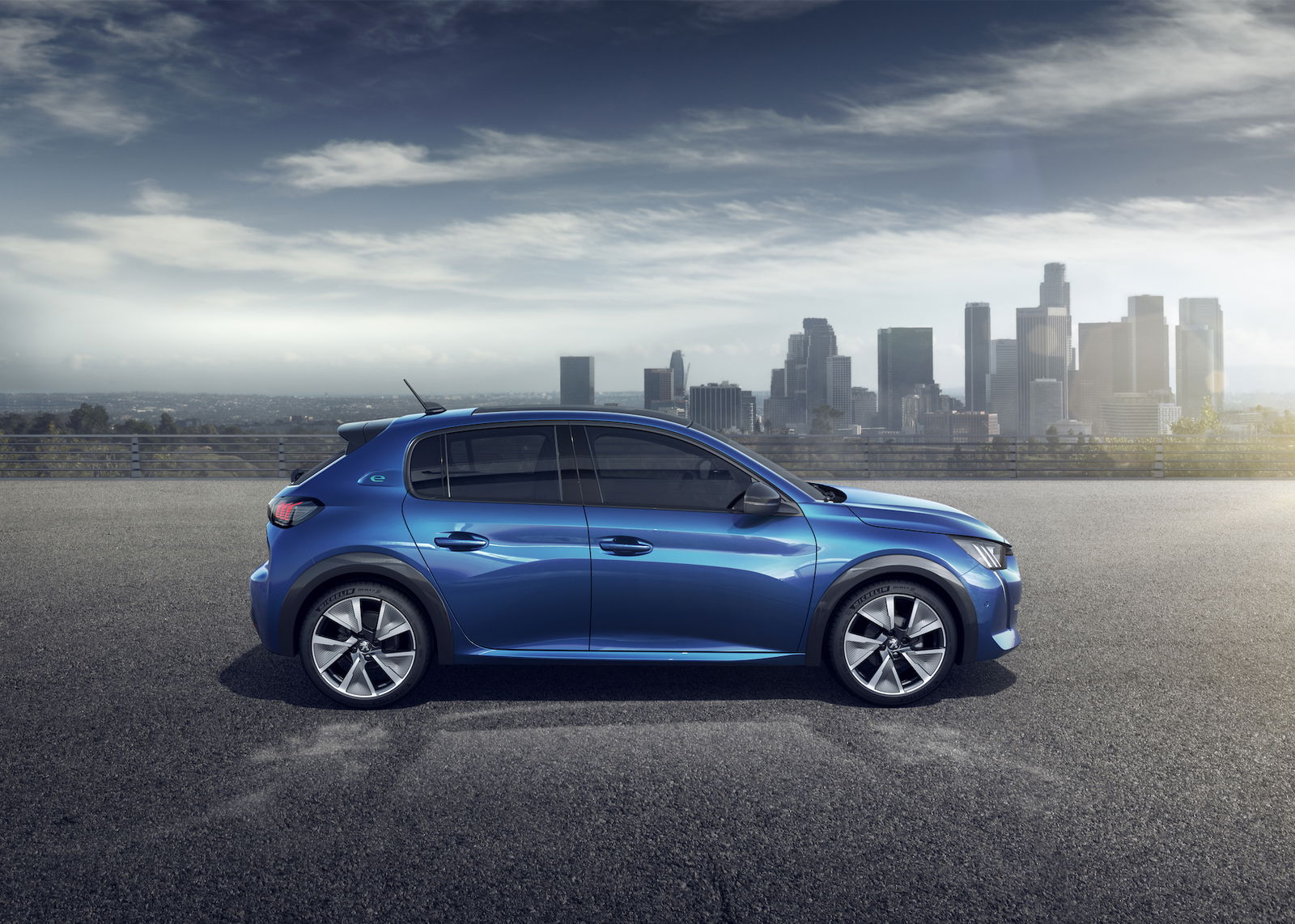 Peugeot 208 blu statica laterale