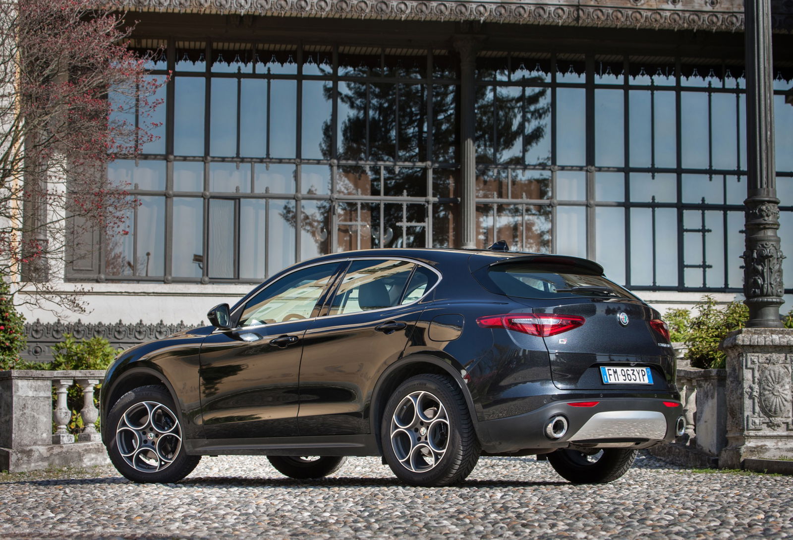 Alfa Romeo Stelvio 3/4 laterale posteriore sinistra statica