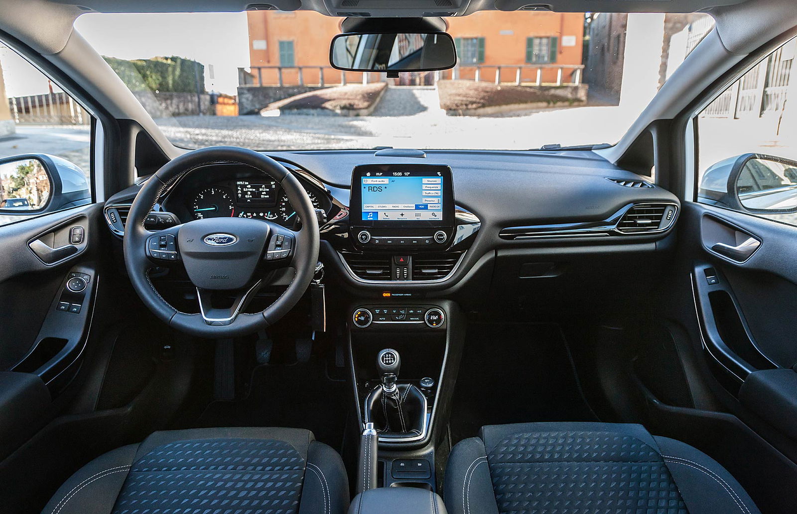 Ford Fiesta 1.5 TDCi Titanium interni con villa sullo sfondo