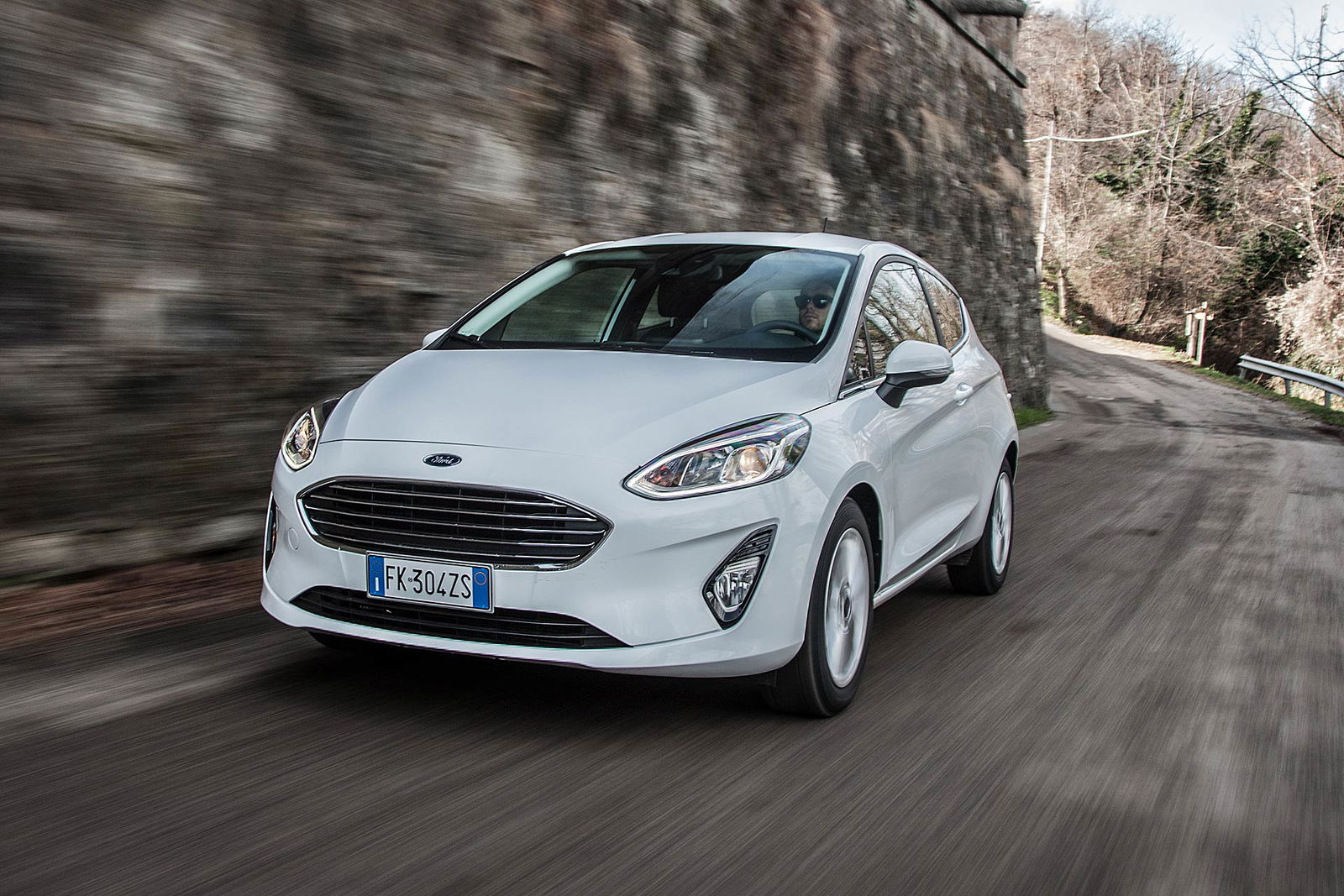 Ford Fiesta 1.5 TDCi Titanium bianca vista frontale su stradina con muraglione