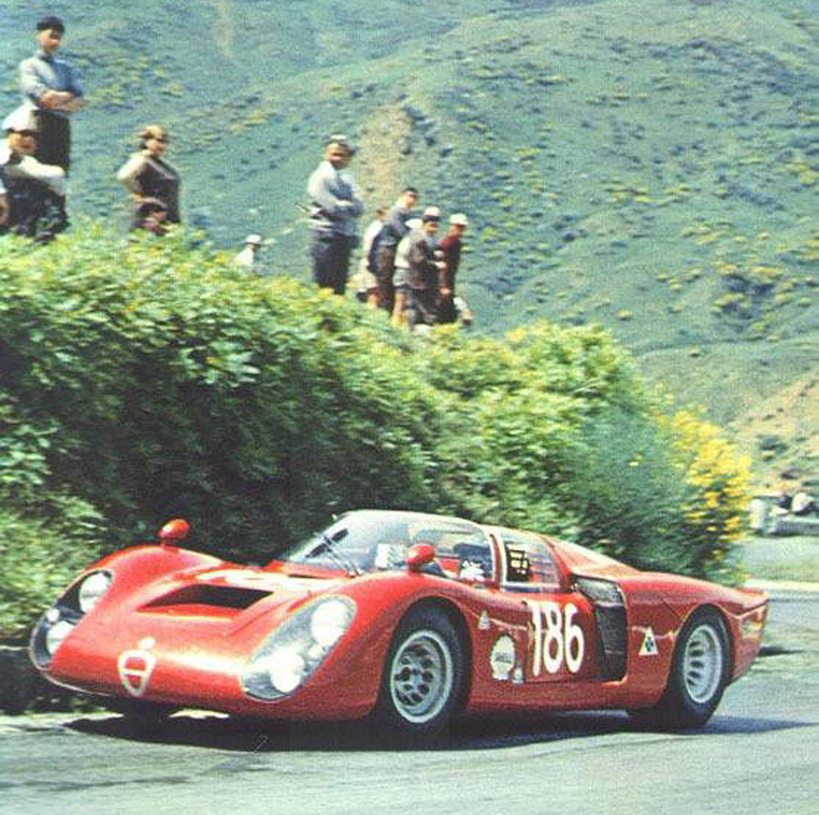 Un'Alfa Romeo da corsa impegnata in un'edizione della Targa Florio degli anni che furono