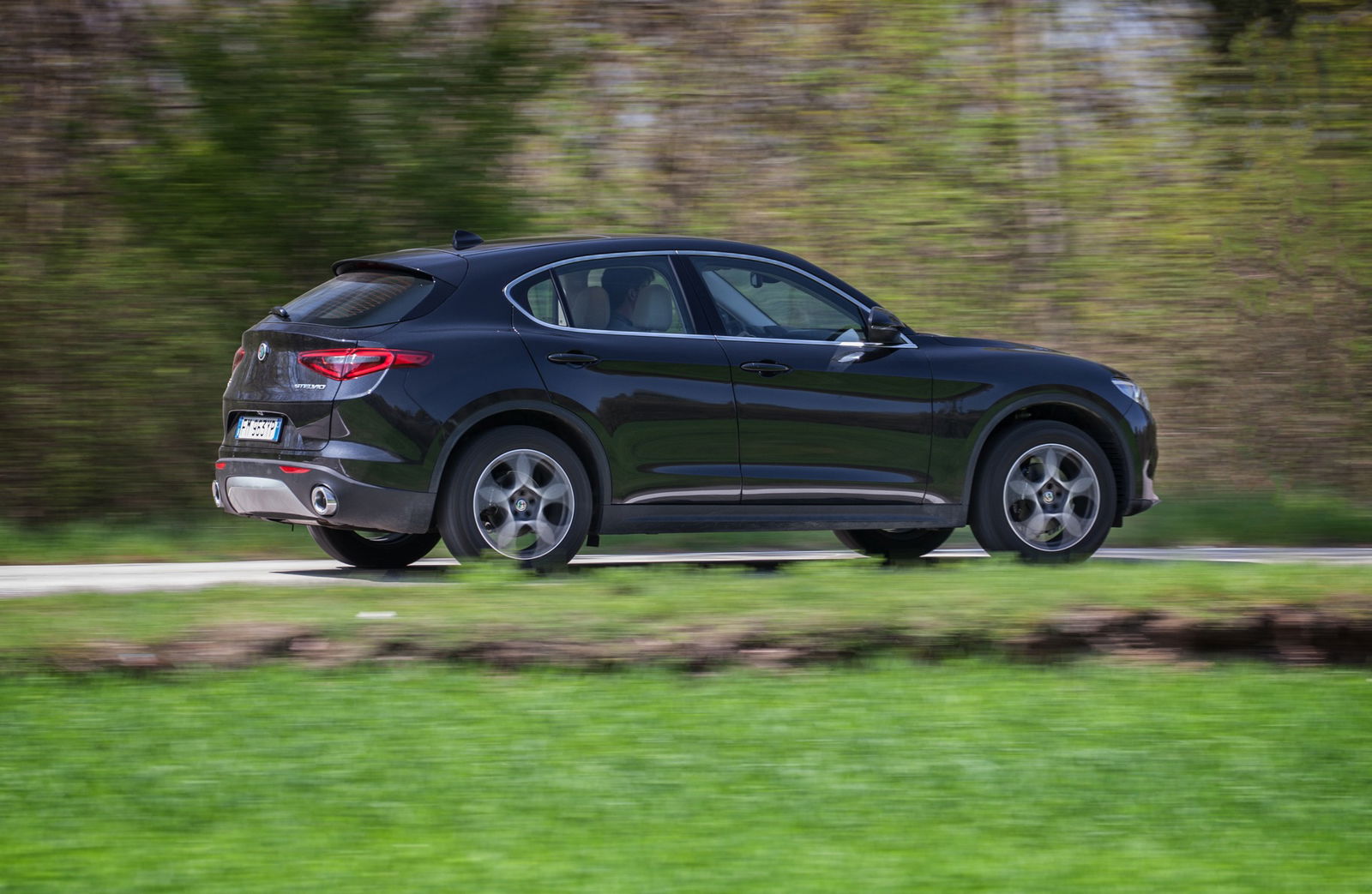 Alfa Romeo Stelvio laterale in movimento su strada
