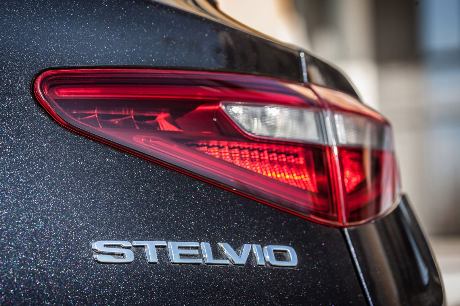Alfa Romeo Stelvio dettaglio logo e faro posteriore destro