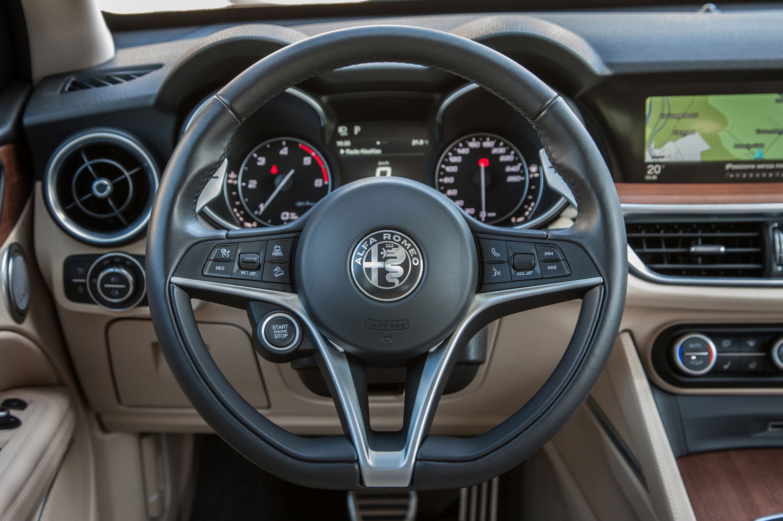 Alfa Romeo Stelvio dettaglio volante