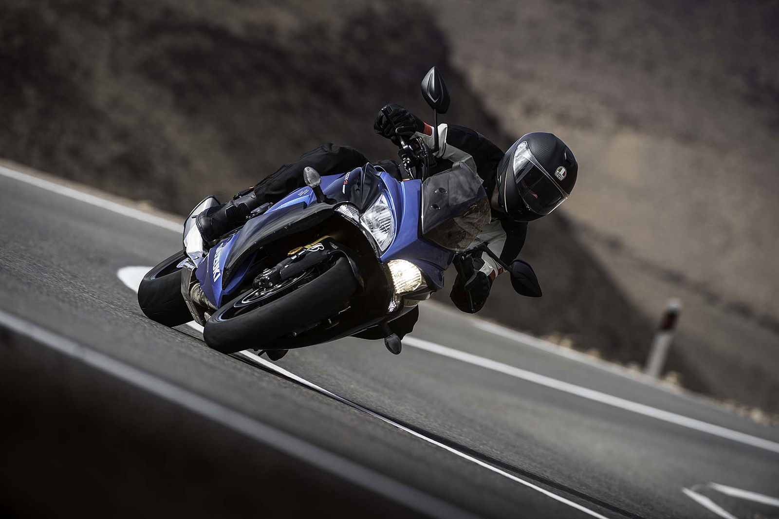 Suzuli GSX-F1000 con Bridgestone