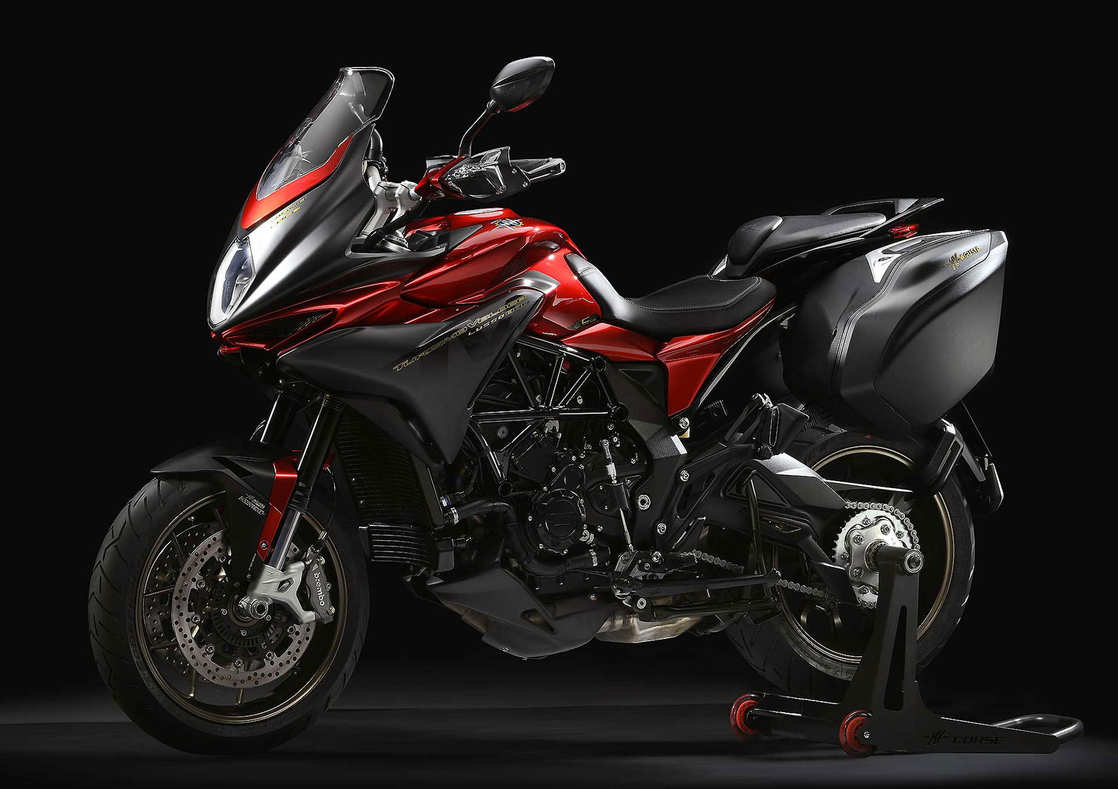 MV Agusta Turismo Veloce Lusso SCS rossa 3/4 laterale anteriore sinistra su cavalletto statica