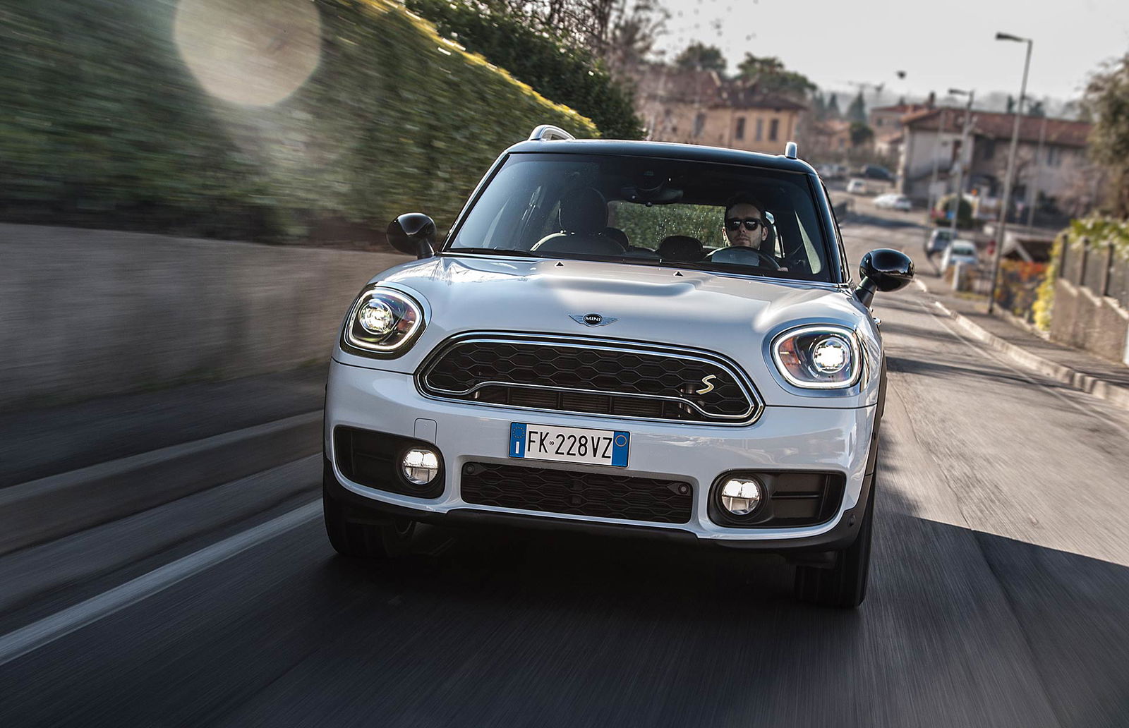 Mini Cooper Countryman SE bianca vista frontale in salita