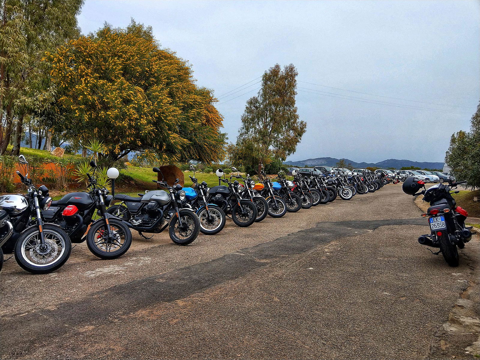 L'intera gamma di Moto Guzzi ci aspetta parcheggiata di fronte all'ingresso dell'Is Molas Resort