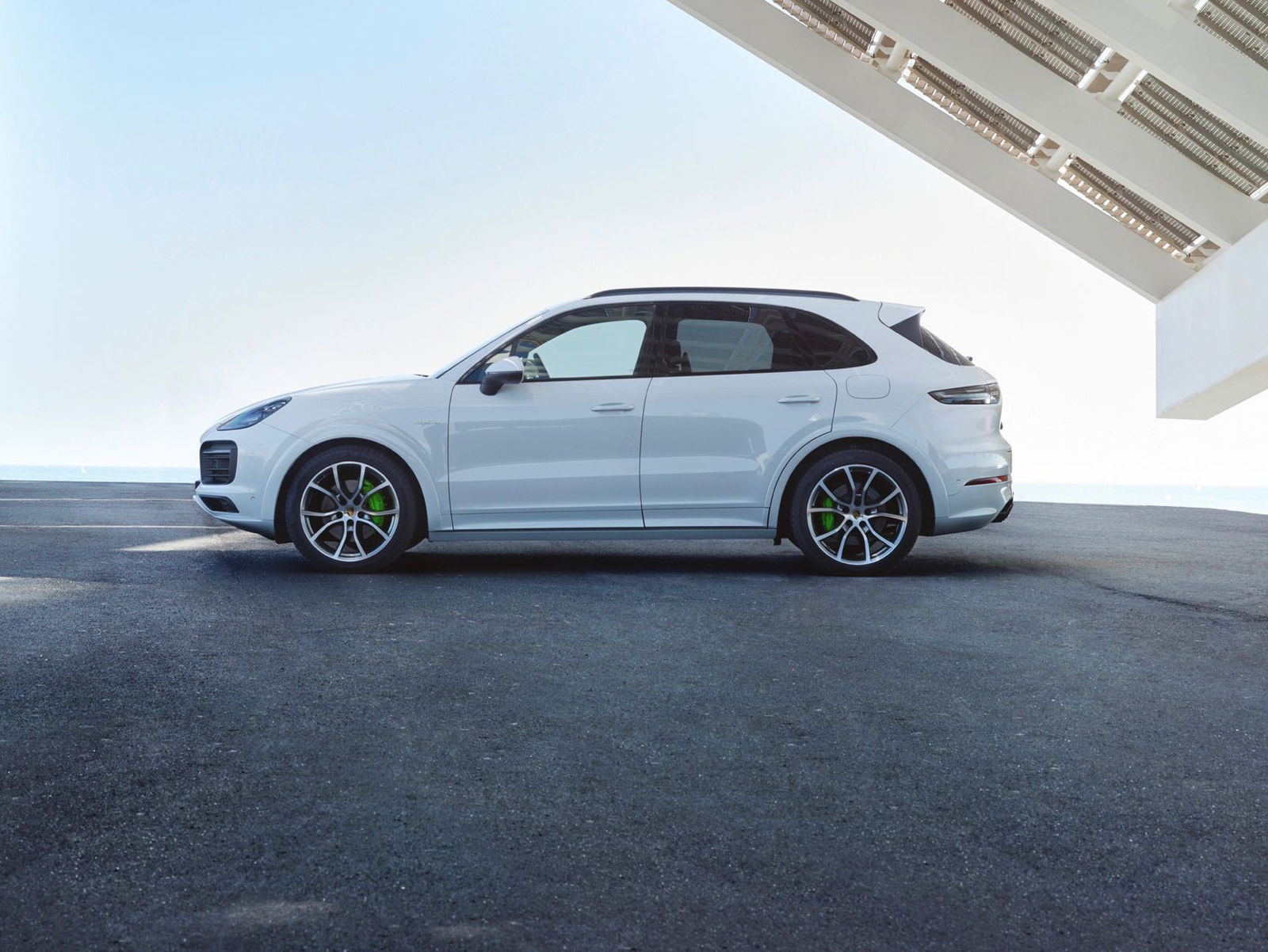 Porsche Cayenne E-Hybrid con pinze freni giallo acido