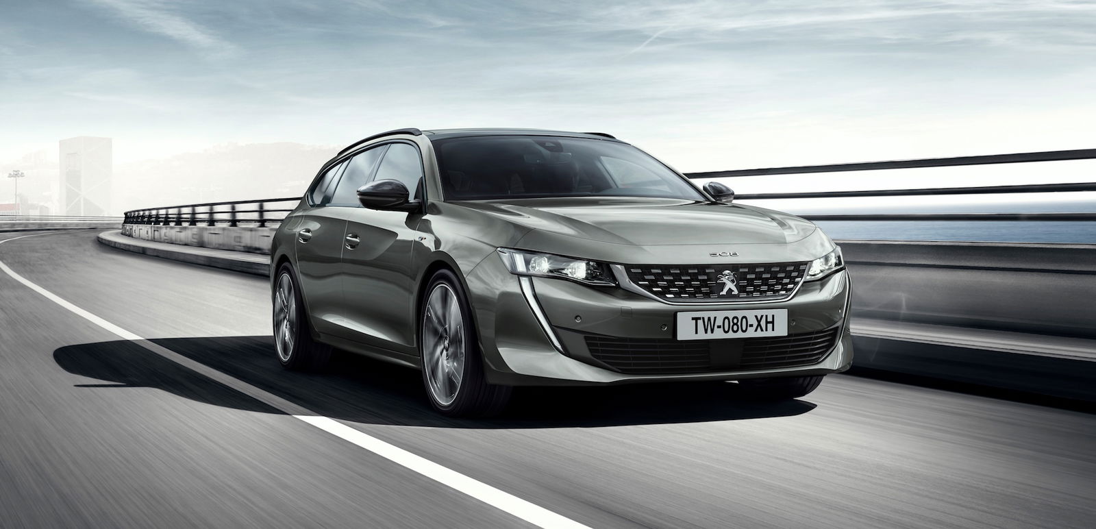 peugeot 508 sw 3/4 laterale anteriore destra in movimento su strada su ponte