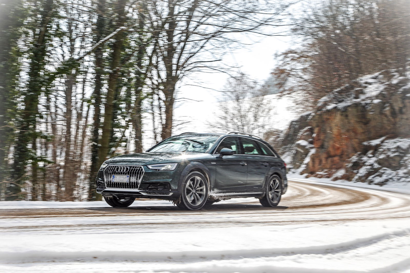 Audi A4 allroad quattro in curva con sfondo alberato