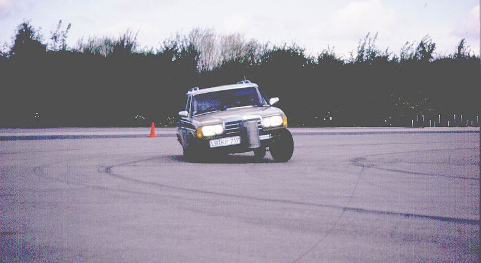 Mercedes 230 TE impegnata in un test per lo sviluppo dell'ESP