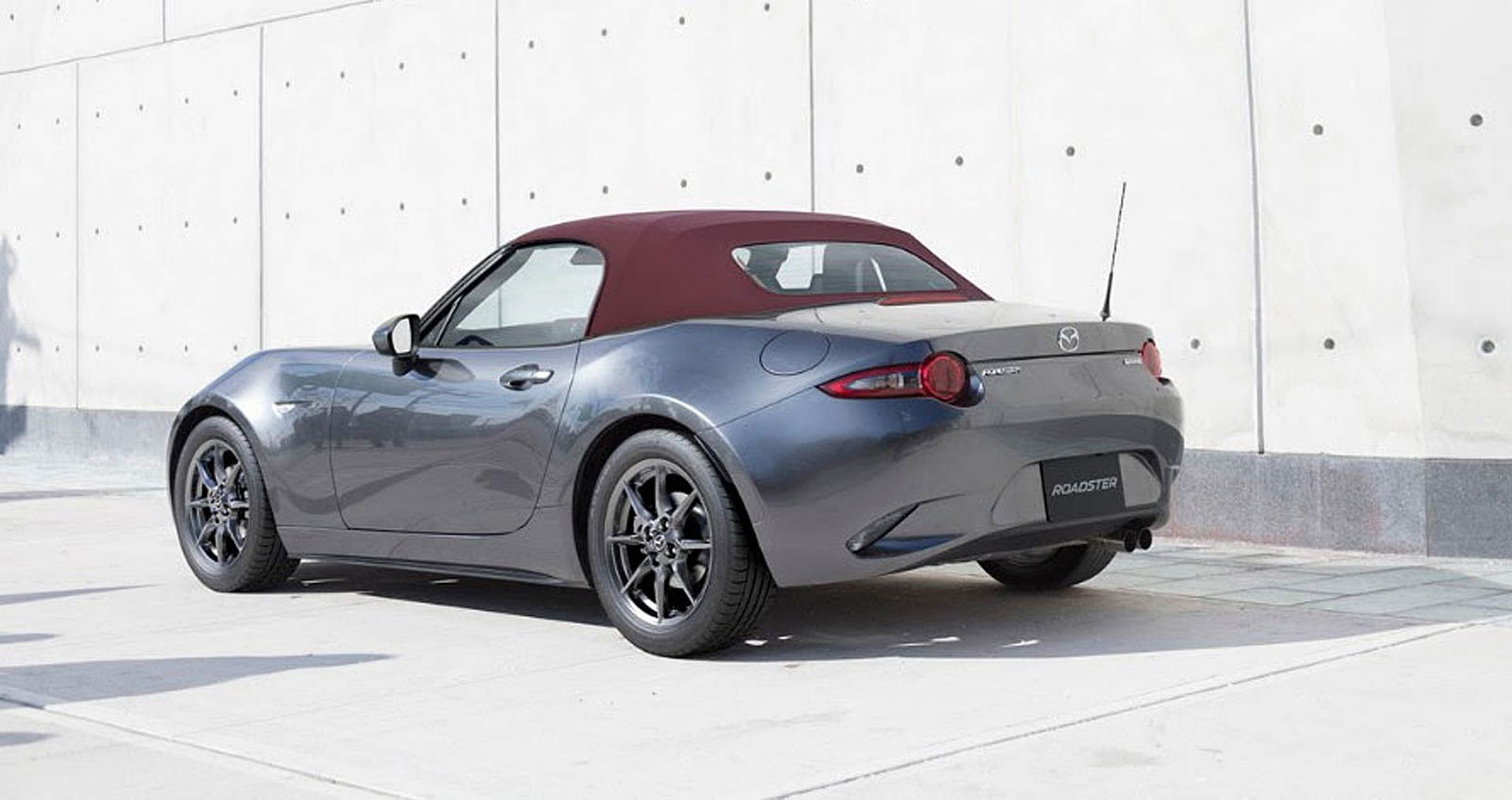 Mazda MX-5 2018 Cherry Edition grigia con capote rosso ciliegia