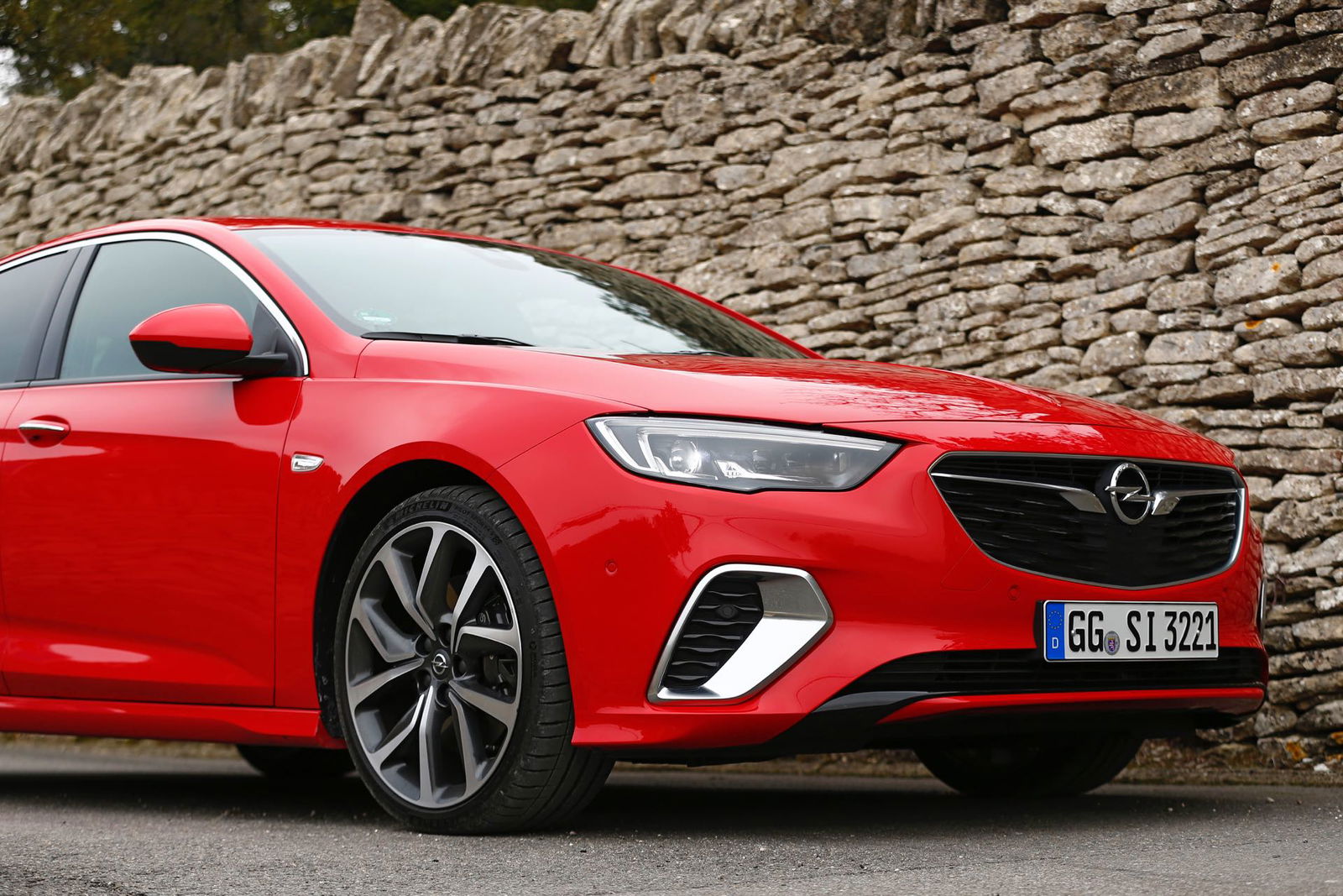 Opel Insignia GSi con cornici delle prese d'aria cromate