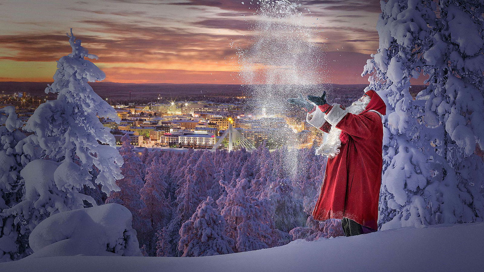 Santa Claus gioca con la neve a Rovaniemi in Lapponia