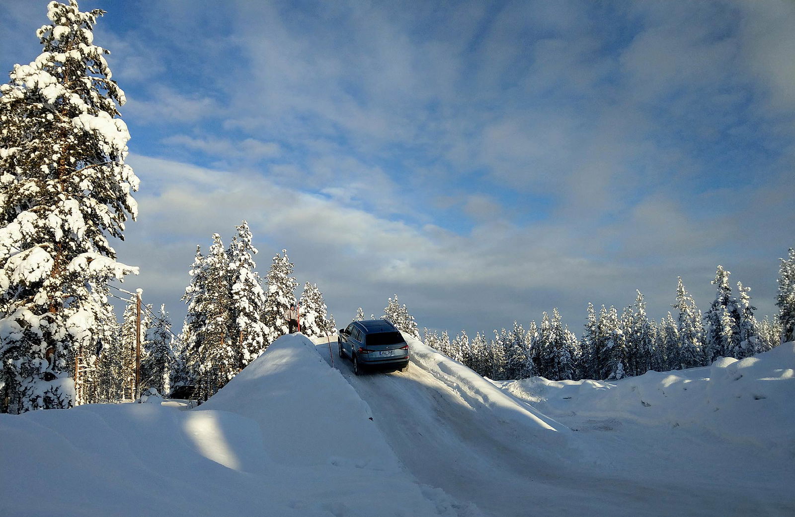 Škoda Kodiaq scala una pendenza completamente innevata a Rovaniemi in Lapponia