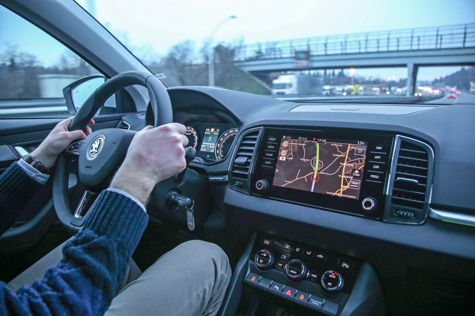 Skoda Karoq interni durante la guida in autostrada: svetta lo schermo del navigatore satellitare