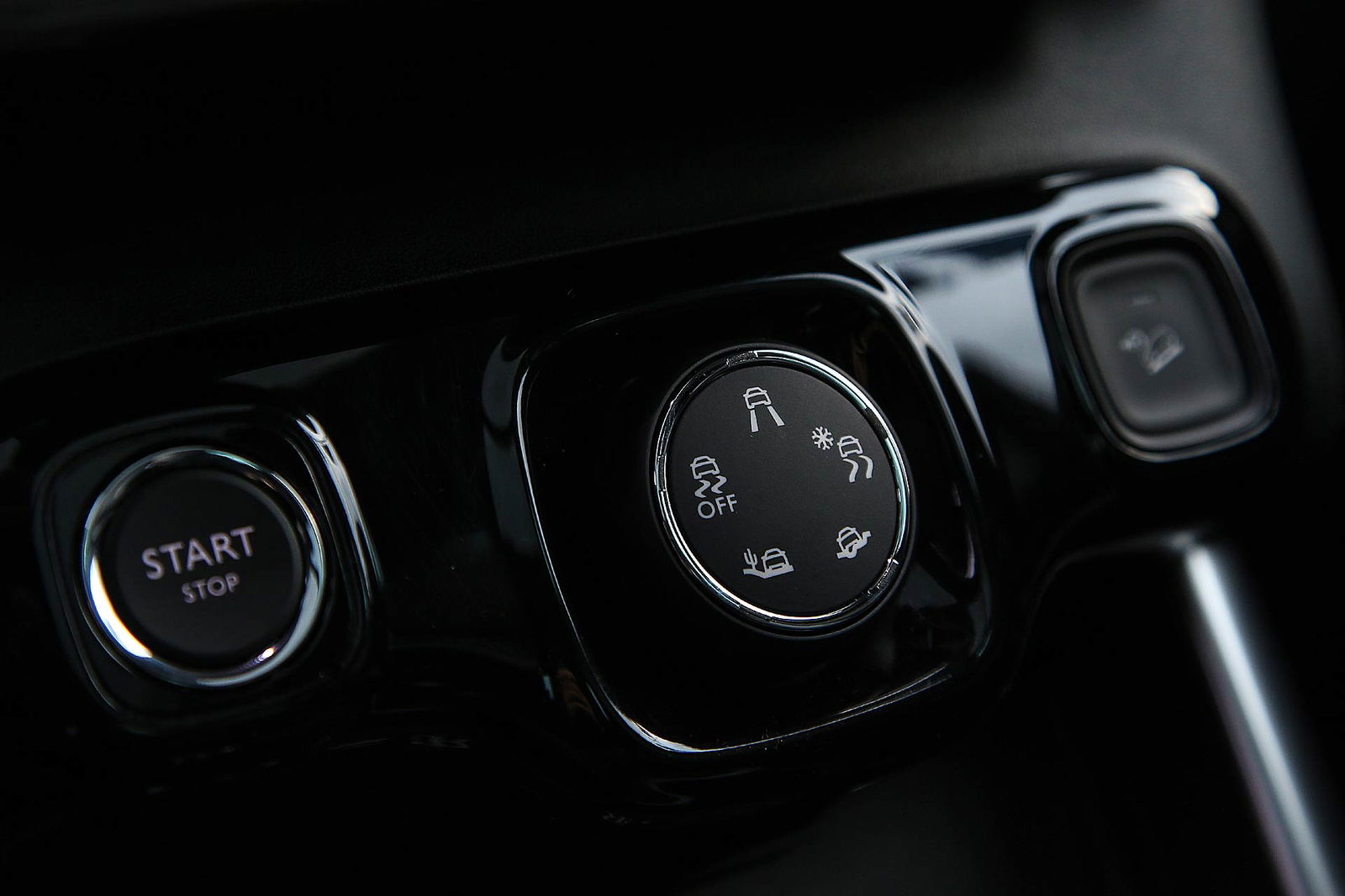 Citroën C3 Aircross interni pulsante start, selettore terreni e hill descent 
