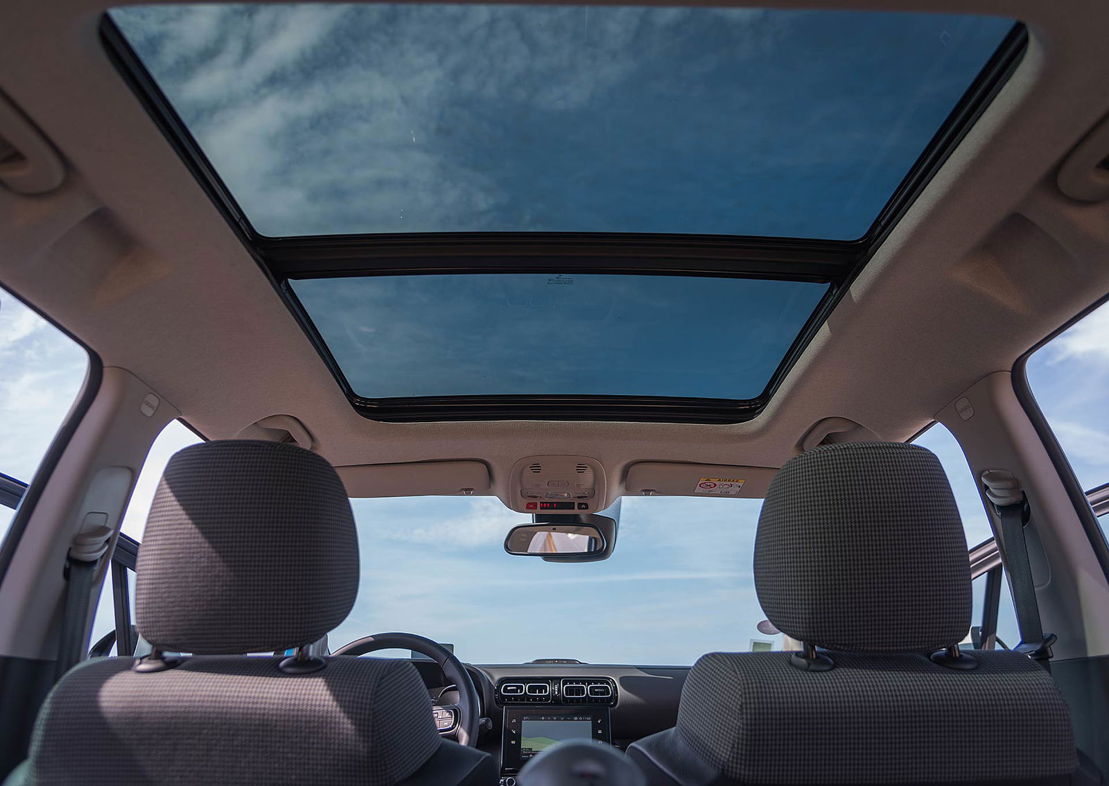 Citroën C3 Aircross azzurra tetto panoramico e cielo