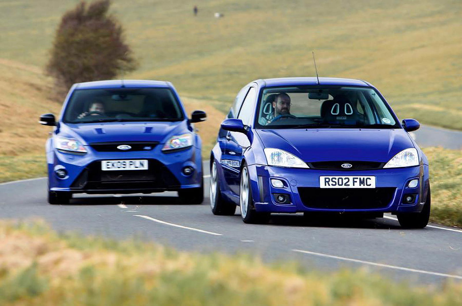 Ford Focus RS MKI e MKII blue su una strada a curve
