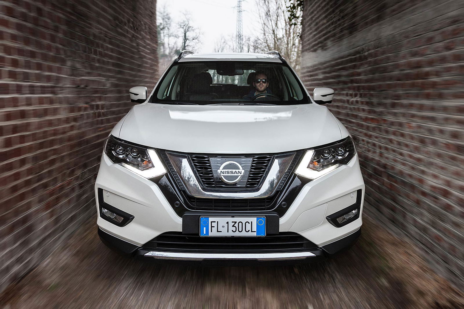 Nissan X-Trail 1.6 dCi 130 CVT 2WD Tekna bianca frontale sotto un'arcata di mattoni rossi
