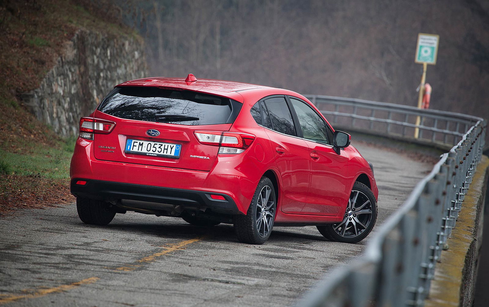 Subaru Impreza 1.6 AWD rossa vista posteriore