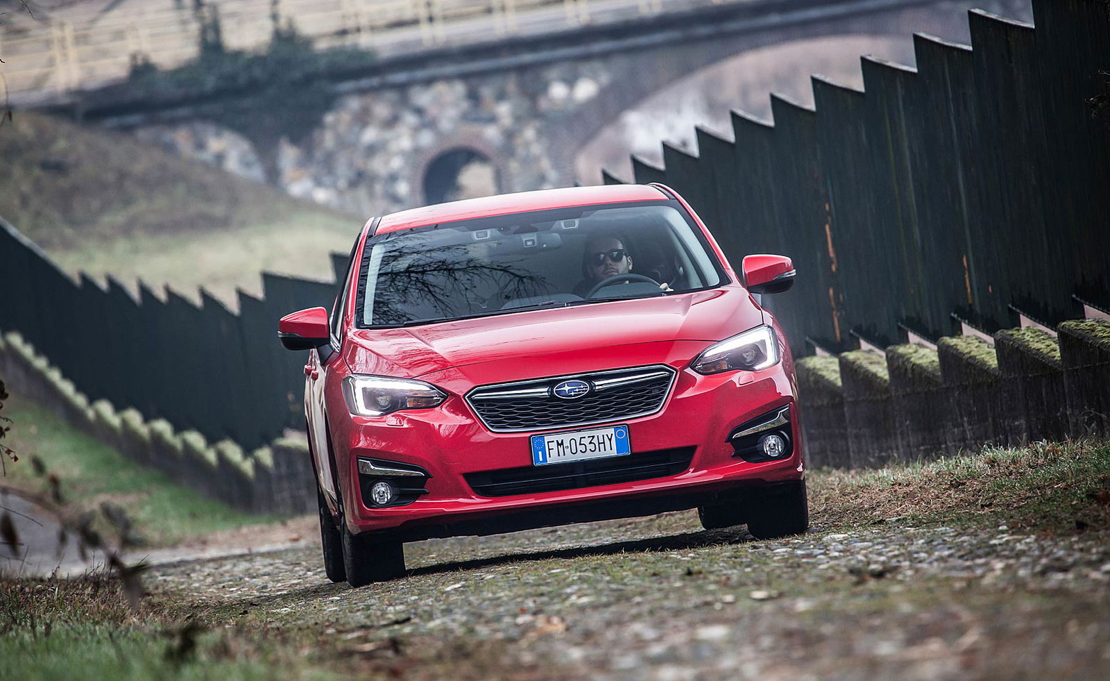 Subaru Impreza 1.6 AWD vista frontale in salita su ciottolato