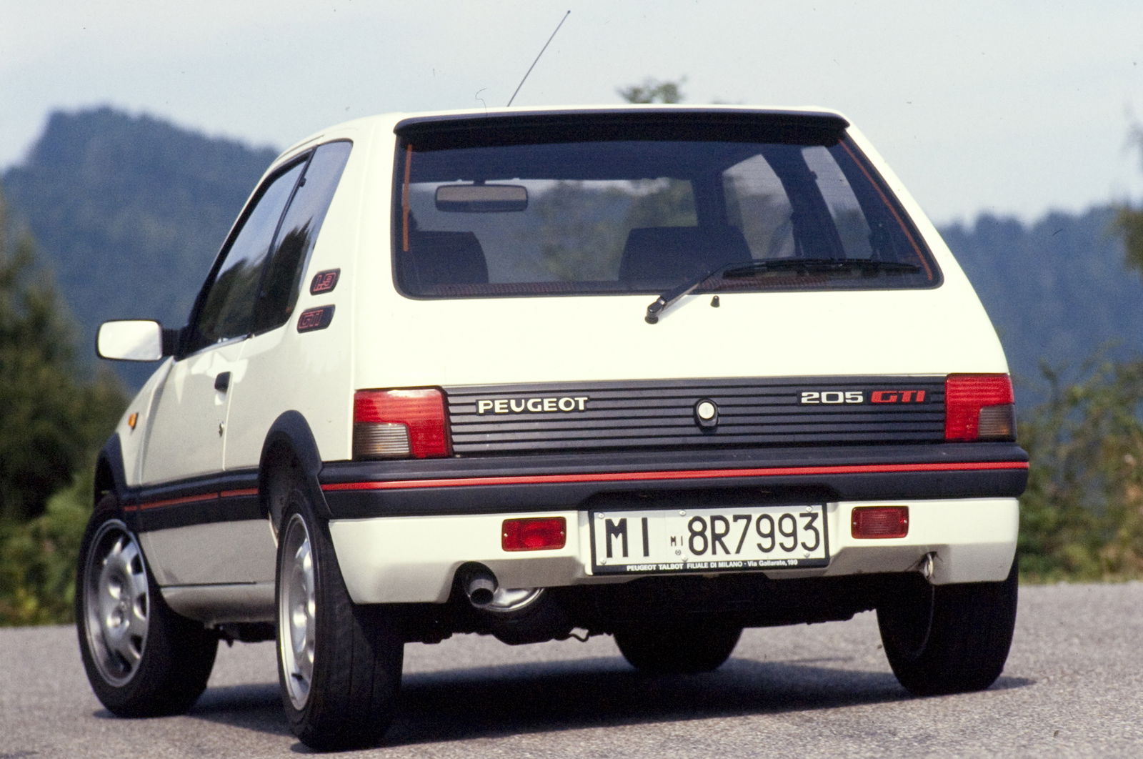 peugeot 205 1.9 gti bianca curva